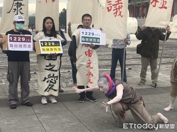 ▲▼台灣健康空氣行動聯盟自由廣場穿上「自由之愛」宣布29日台北反空汙大遊行。（圖／記者許展溢攝）