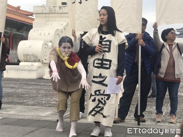 ▲▼台灣健康空氣行動聯盟自由廣場穿上「自由之愛」宣布29日台北反空汙大遊行。（圖／記者許展溢攝）
