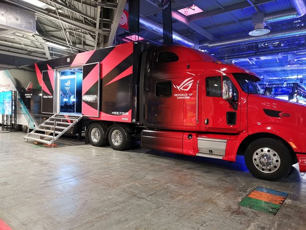 ▲ROG打造全球首輛體驗卡車，在法國展開為期四個月的「REJOINS LE ROG TRUCK TOUR」城市巡迴。（圖／華碩提供）