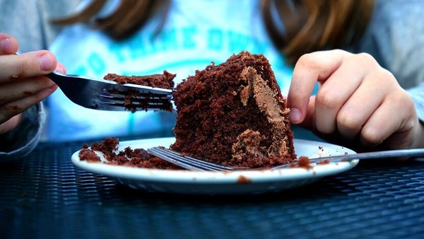 經前食慾大增，怎樣吃不怕胖？　妳有比巧克力更好的6種選擇