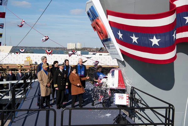 ▲▼甘迺迪號航空母艦（USS John F. Kennedy, CVN-79）下水儀式，由甘迺迪女兒卡洛琳（Caroline Bouvier Kennedy）擲瓶。（圖／路透社）