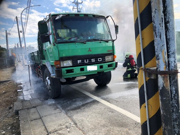 ▲▼ 嘉義民雄傳出大貨車底盤起火。（圖／讀者提供）