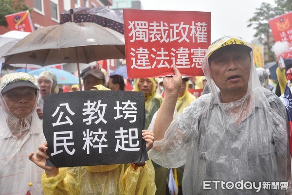 ▲▼615警察節反年金改革團體包圍立法院向警察致敬活動。（圖／記者李毓康攝）