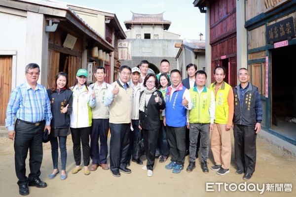 ▲台南市長黃偉哲等人，視察「岸內糖廠影視基地」，盼為台南影視產業發展開啟新契機。（圖／記者林悅翻攝，下同）