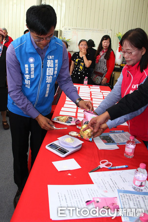 ▲律師李建忠（左）表示，吸毒絕對是有罪的，呼籲立委候選人對他講出的話提出修正。（圖／記者蔡佩旻攝）