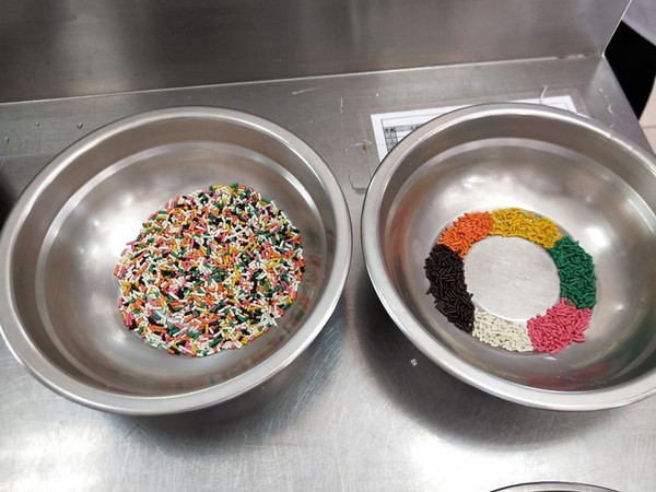 ▲▼學生把五彩巧克力米分類，結果發現裡面不止5種顏色。（圖／翻攝自Facebook／爆廢公社）