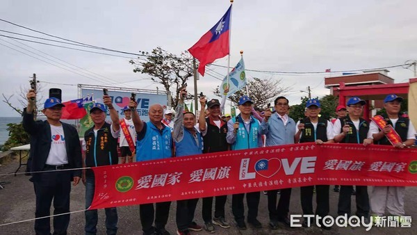 ▲▼超馬上校鄒雙喜與全國青溪總會發起「愛國家 愛國旗」傳愛路跑活動，全程約600公里，鵝鑾鼻燈塔到台北富貴角燈塔          。（圖／記者陳崑福翻攝）