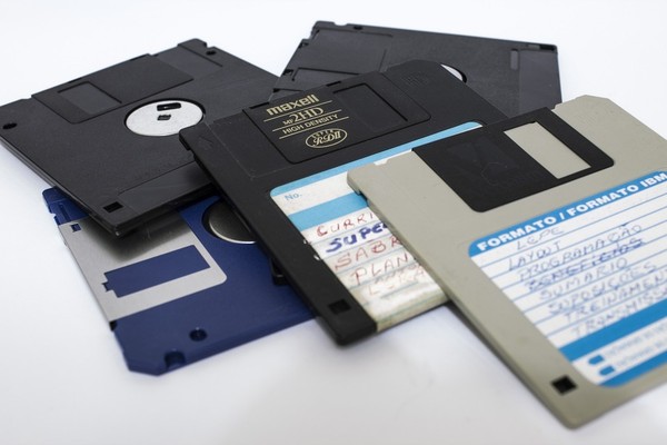 ▲▼磁碟片,磁片,3.5磁碟片,古董,科技。（圖／Pixabay）