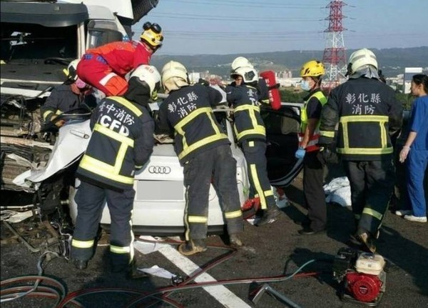 ▲黃男雇用無照東男駕駛吊照的聯結車超載鋼樑撞護欄輾過林男駕駛的自小客車，1家3口亡。（圖／和美消防分隊提供）