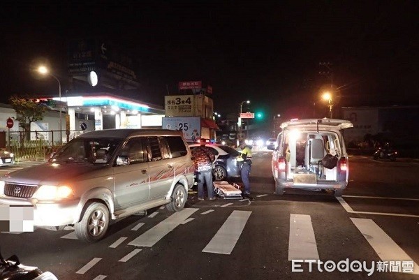 ▲機車騎士撞擊廂型車後受傷送醫救治。（圖／蘆竹警分局提供）