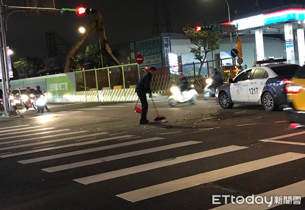 ▲暖警主動清理車禍現場碎片，防止二次交通事故。（圖／蘆竹警分局提供）