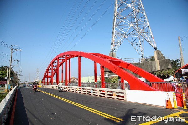 ▲▼龍井一號橋-人行鋼構橋啟用，盧秀燕親自出席。（圖／台中市政府提供）