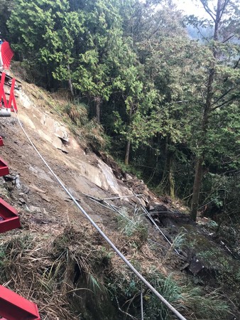 ▲▼太平山「蹦蹦車」1.1Km里程處軌道下邊坡崩塌，暫時停駛2020/1/10起恢復局部通車。（圖／羅東林管處提供，下同）