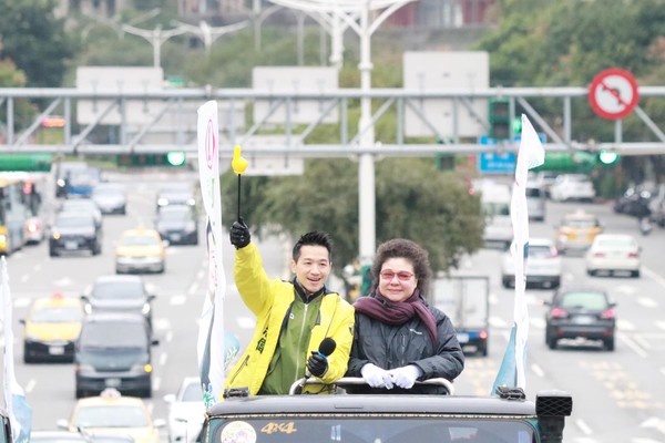 陳菊陪何志偉掃街拜票。（圖／翻攝何志偉臉書）