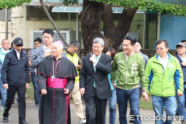 ▲副總統陳建仁，偕同立委林俊憲造訪天主教台南教區，受到主教以及神父等教會聖職人員的熱烈歡迎。（圖／記者林悅翻攝，下同）