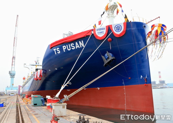 ▲台船公司為德翔海運公司打造1,800 TEU級全貨櫃輪，具有優異的劍型船艏設計、施工品質及環保節能等裝置。（圖／台船提供）