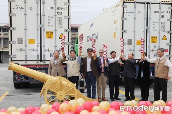 ▲台灣芭樂要外銷去美國，台南市長黃偉哲與AIT分處長見證歷史性一刻。（圖／記者林悅翻攝，下同）