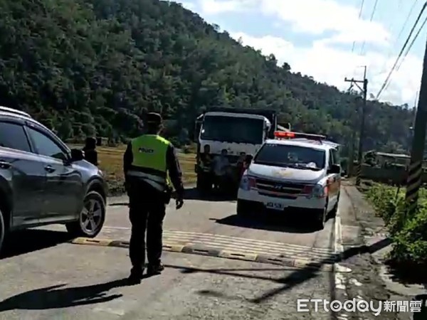 ▲員警尋獲時，卡車駕駛已癱坐在駕駛座上，臉色蒼白、意識不清也無法言語。（圖／玉里分局提供，下同）