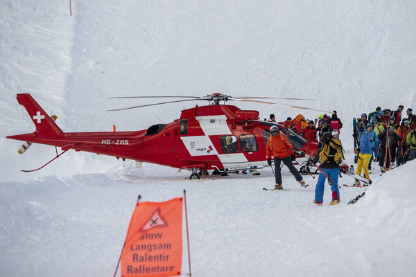 ▲瑞士山區發生雪崩，救難隊前往救援。（圖／達志影像／美聯社）