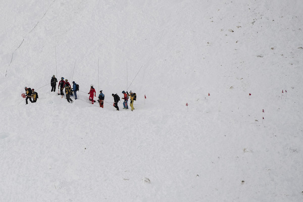 ▲瑞士山區發生雪崩，救難隊前往救援。（圖／達志影像／美聯社）