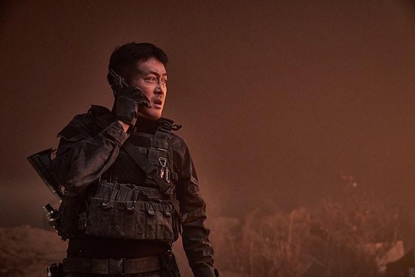 河正宇在《白頭山：半島浩劫》飾演軍人，為拯救朝鮮半島的命運潛進赴北韓執行祕密任務。（翻攝自Naver）