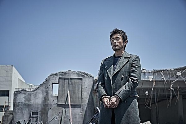 李炳憲在片中飾演北韓軍官，角色遊走在正邪之間。（翻攝自Naver）