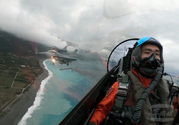 空軍3型主力戰機　與民眾迎曙光升旗