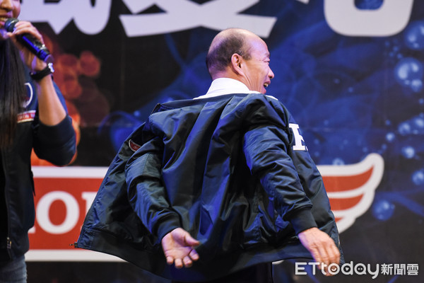▲韓國瑜拍賣「H夾克」原味外套，2020鋼鐵愛心拍賣大會。（圖／記者林敬旻攝）