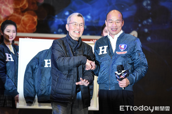 ▲韓國瑜拍賣「H夾克」2020鋼鐵愛心拍賣大會。（圖／記者林敬旻攝）