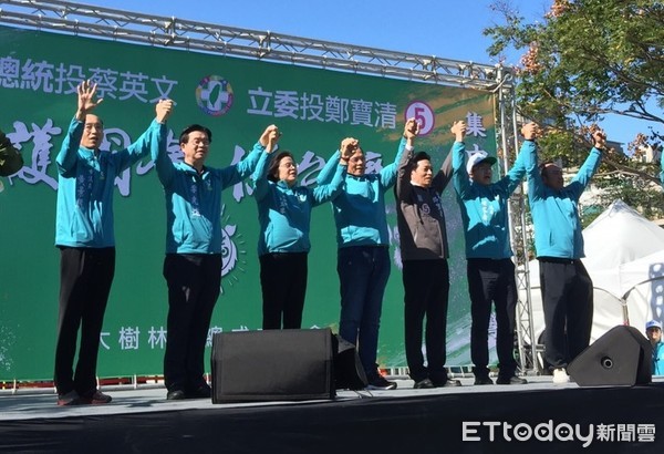 ▲前行政院長游錫堃為桃園市第四選區立委候選人鄭寶清站台，高呼凍蒜。（圖／記者沈繼昌翻攝）