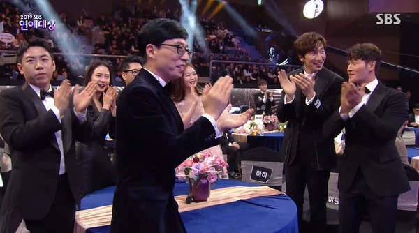 ▲HAHA等6年奪SBS演藝大賞！唱名《Running Man》家族放閃謝老婆。（圖／翻攝自YouTube／SBS Entertainment）