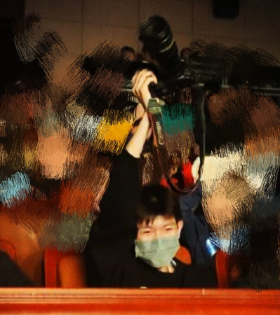 ▲王源參加黃雅莉演唱會，帶相機當站哥。（圖／翻攝自微博）
