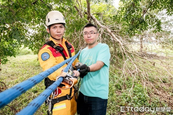 ▲高雄市消防局跟陽光基金會合作推出筆記本，正妹訓練員跟搜救犬AKA入鏡            。（圖／記者吳奕靖翻攝）