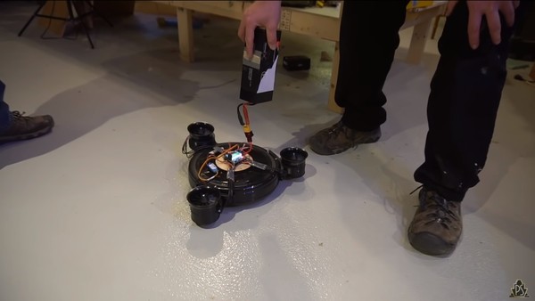 ▲▼國外YouTuber打造「3軸飛行掃地機器人」。（圖／翻攝自YouTube／Peter Sripol）