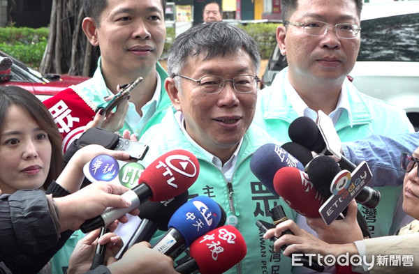 ▲▼  台北市長柯文哲南下幫高雄立委候選人掃街拜票           。（圖／記者翁進忠攝）