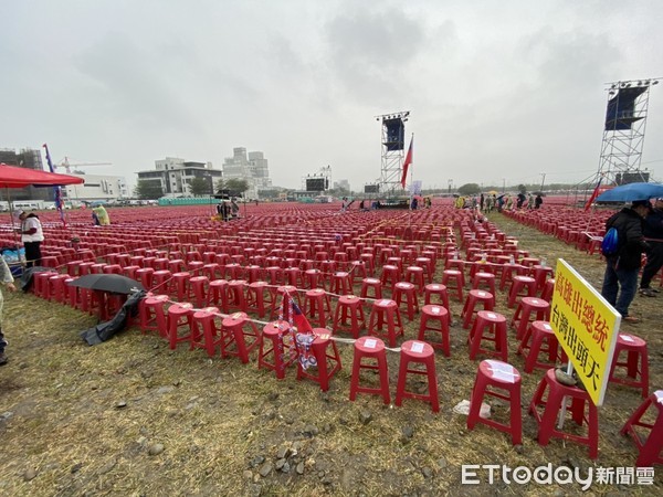 冒雨排10萬張紅椅！韓國瑜台中造勢拚50萬人...標哥衝鎮瀾宮拜拜：求天