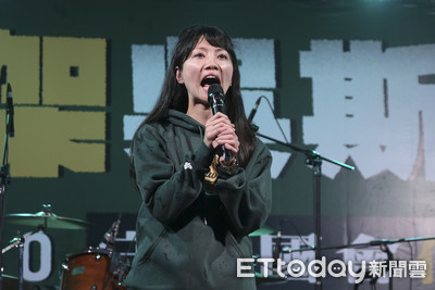 辣台派「無畏大雨」塞爆北平東路　高嘉瑜率領吶喊：下架吳斯懷！　