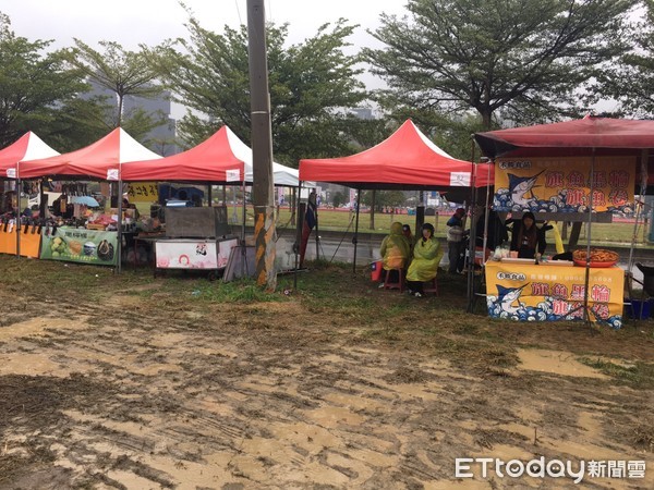 ▲韓國瑜台中造勢場合，遇上濕冷天氣。（圖／記者鄧木卿攝）