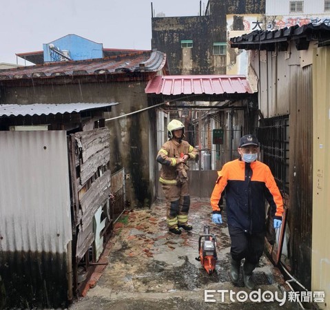 ▲台南市學甲區成功路一處民宅，傳出屋頂崩落有人員受困事件，消防局將女外籍看護及80多歲阿嬤送醫檢查。（圖／記者林悅翻攝，下同）