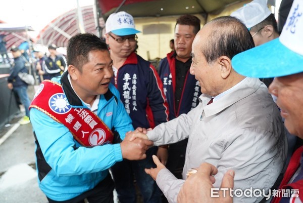 ▲前立法院長王金平出席國民黨台南市立委候選人李武龍佳里造勢大會，呼籲台南鄉親讓李武龍當選立委，來替大家服務。（圖／記者林悅翻攝，下同）