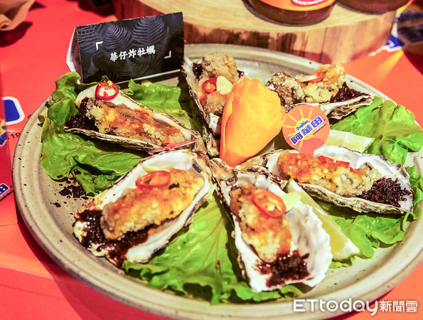 ▲香料雞腿淋上辣巧克力醬　阿華田聯手WOO Taiwan推出酷炫泰菜。（圖／阿華田提供）