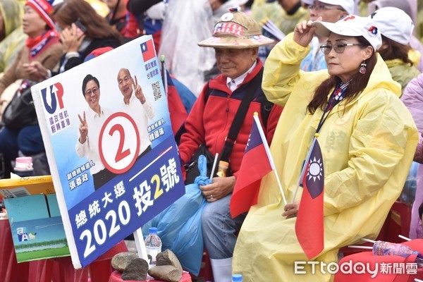 ▲▼韓國瑜大台中勝選造勢晚會,韓粉 。（圖／記者李毓康攝）