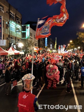 ▲國民黨徵召的台南市立委參選人蔡淑惠成立競選總部，前台北縣長周錫瑋專程南下為她站台及披掛彩帶，眾多市民到場為她加油。（圖／記者林悅翻攝，下同）