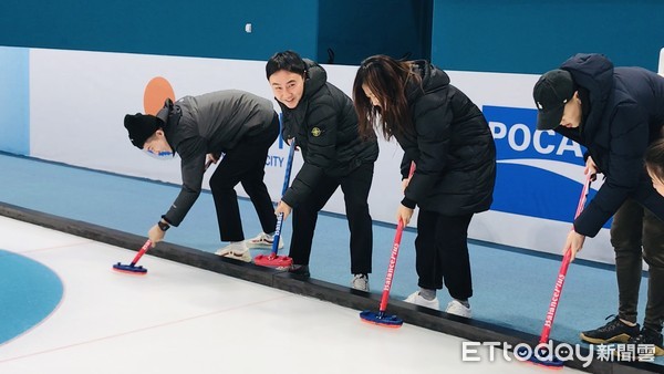 ▲▼江原道江陵冰壺中心體驗冰壺運動。（圖／記者賴文萱攝） 