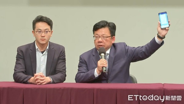 影／韓國瑜辯論會帶手機、手板　蔡英文陣營拿公視經理訊息證明違規 | ET
