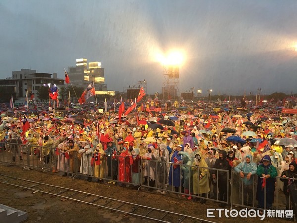 ▲▼    韓國瑜造勢 韓粉熱情不畏風雨         。（圖／記者鄧木卿攝）