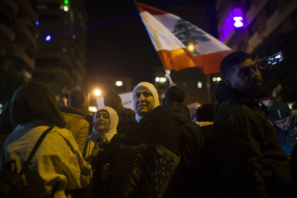 ▲黎巴嫩民眾28日晚間聚集在總理官邸之外要求總理下台。（圖／達志影像／美聯社）