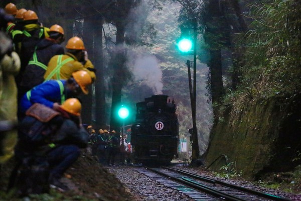 ▲▼  阿里山森鐵 SL-31及25，粉絲搶拍同框畫面。（圖／記者翁伊森翻攝）