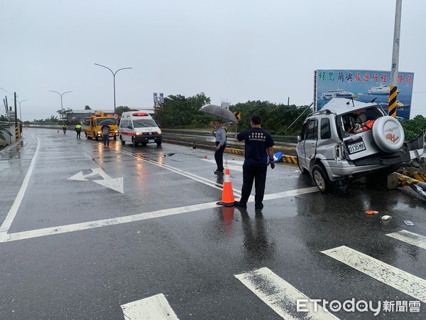 ▲▼  雨天視線不良台東休旅車自撞，號誌桿遭連根拔起。（圖／台灣國際救難總隊提供，下同）