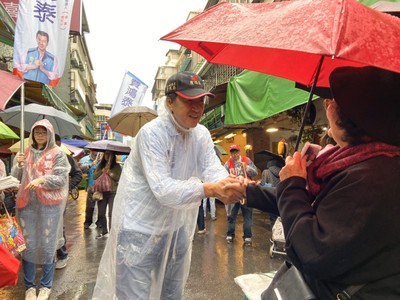 費鴻泰拚立委連任　雨中掃街拜票、推新貼圖「用心在乎你」